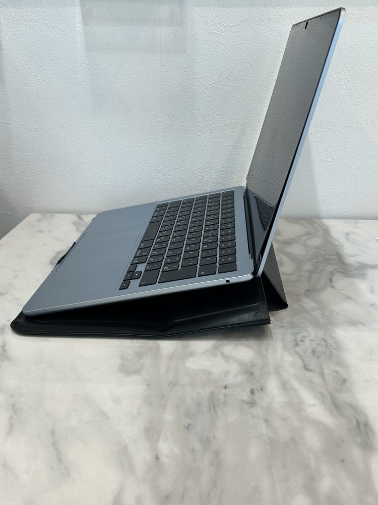 スタンド状態のMOFTケースにMacBookを載せた様子を横から見たところ。本体に角度が付いている
